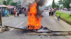 Oknum TNI Diduga Aniaya Warga Sorong hingga Tewas, Massa Blokade Jalan Raya