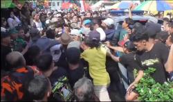 Warga Berebut Tumpeng Tempe Setinggi 9 Meter Diwarnai Aksi Copet