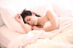 Manfaat Kesehatan Bagi Wanita Tidur Tanpa Celana Dalam