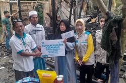 YBM PLN UID Banten Berikan Bantuan untuk Korban Rumah Kebakaran di Desa Bolang Malingping