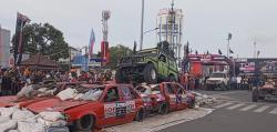 Video - Puluhan Offroader Tampil dalam Atraksi Gilas Mobil di Kota Tegal