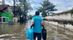 PLN Indonesia Power Berjibaku Tembus Banjir Bawa Bantuan Makanan di Semarang