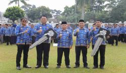 Raih PBB-P2 Tertinggi, Camat Cihideung dan Lurah Yudanegara Dapat Penghargaan Pemkot Tasikmalaya