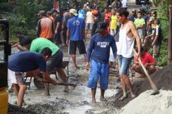 Begini Aksi Warga Dua Kelurahan di Kecamatan Gunungpati Perbaiki Jalan yang Rusak