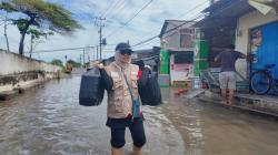 Pegawai PLN Indonesia Power Terjang Banjir Salurkan Sembako di Tambakrejo Semarang