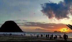 Pulau Merah Banyuwangi, Destinasi Wisata dengan Keindahan Sunset yang Menakjubkan, Bikin Nagih!