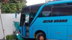 Rem Blong Dijalan Menurun, Bus Setia Usaha Jurusan Tawangmangu-Solo Tabrak Kedai Es Teh, 1 Tewas