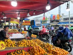 Pedagang di Trotoar Pasar Induk Kramat Jati Jaktim Menambah Suram Kemacetan Jakarta