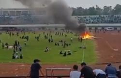 Suporter Rusuh, Laga Persela vs Persikap Jepara Gagal Selesai! Gawang Dibakar