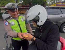 Bikin Senang, Pengendara Motor Yang Tertib Dapat Cokelat dari Sat Lantas Polres Grobogan