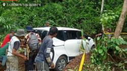 Akses Jalan Longsor, Mobil Warga Perantau di Kuningan Terjebak