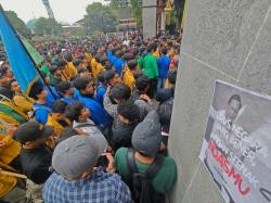 Ratusan Mahasiswa di Purwokerto Gelar Demo, Bawa Poster dengan Tulisan Menggelitik