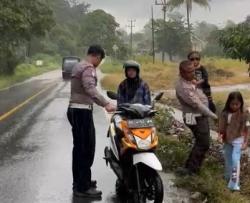 Satlantas Polres Way Kanan Bantu Pengendara Motor Mogok di Jalinsum saat Hujan