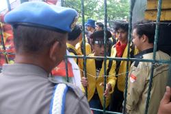 Momen Unik Mahasiswa Pakai Topi Polisi Ngobrol dengan Provos dari Balik Gerbang DPRD Jateng