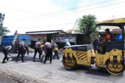 Meminimalisir Kecelakaan Lalu Lintas, Polisi Tambal Jalan Rusak