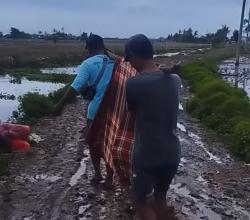 Viral Seorang Warga Karawang Sakit Harus Ditandu Tanpa Kendaraan Gegara Jalan Rusak dan Berlumpur