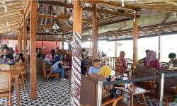 Pusat Kuliner Tradisional Unik di Kartasura, Resto Waroeng Sami Dugi Miliki Barbershop