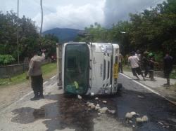 Truk Muatan Batu Kali Terbalik, Supir Dipengaruhi Minuman Beralkohol