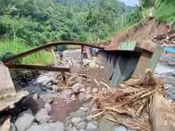 Intensitas Hujan Tinggi,  Jembatan Penghubung Desa Ambruk