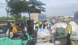 Truk Muat 38 Ton Gula Terguling, Jalur Poros Nasional Lamongan-Gresik Macet