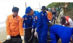 Peringati HPSN, Ditpolairud Polda Banten Sapu Bersih Pantai Laut Pesisir Wisata Anyer