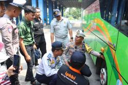 Minimalisir Laka Lantas, Polisi Ramp Check Bus di Terminal Kertajaya