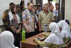 Menkop Tinjau Program Makan Bergizi Gratis di Pekalongan, Dorong Peran Koperasi