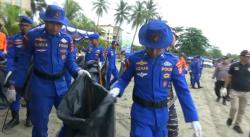 Pantai Anyer Bebas Sampah! Polairud Polda Banten Kerahkan Ratusan Personel Aksi Bersih-bersih