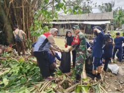 Kolaborasi Pertamina EP, Masyarakat dan Pelajar Bersihkan Bantaran Kali Sewo