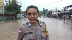 Kisah Heroik Bhabinkamtibmas Selamatkan Nenek dan Dua Cucu yang Terjebak Banjir di Dalam Rumah