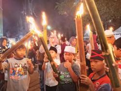 Warga Karawang Pawai Obor Sambut Bulan Ramadhan 1446 Hijriah