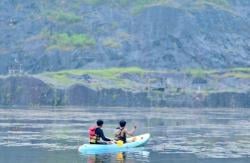 Danau Tampomas Banjarnegara: Berperahu Menembus Rimbunnya Bunga Lotus Diantara Pegunungan Batu