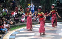 Komunitas Seni Huma Rumil Pentas Seni dan Budaya di Kandank Jurank Tangsel