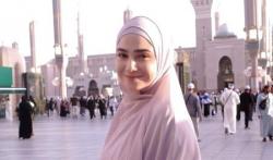 Dipuji Selangit Calon Mertua, Syifa Hadju Tampil Cantik Pakai Hijab saat Umroh