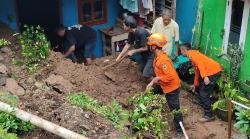 TPT Jebol Akibat Hujan Lebat, Rumah Warga di Pandeglang Tertimbun Longsor