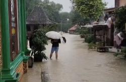 Curah Hujan Tinggi, Sungai Pamotan Kecamatan Sambeng Meluap Genangi rumah Warga