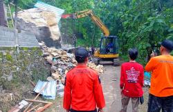 Begini Cara BPBD Evakuasi Batu Raksasa yang Timpa Rumah Warga di Ponorogo