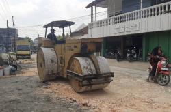 Kerusakan Jalan Depan Pasar Gubug Diperbaiki Secara Swadaya Oleh Warga dan Anggota DPRD Grobogan