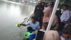 Peduli Danau Lido, Paguyuban Jurnalis CICAGO dan BEM se-Bogor Tebar Benih Ikan Bagikan Bibit Lele