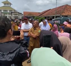 Alumni dan Orang Tua Siswa Geruduk SMPN 1 Kutawaluya, Tuntut Pengembalian Dana PIP