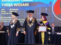 860 Wisudawan UT Purwokerto Resmi Diwisuda, Thesa Widiani Raih Gelar Mahasiswa Terbaik