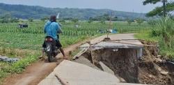 Jalan Beton di Pinggir Tanggul Sungai Blorong Ambrol, Warga Cemas Jika Terjadi Banjir Lagi