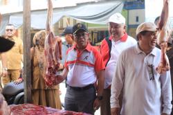 Sekda Aceh Utara Tinjau Pasar Lhoksukon, Pastikan Harga Sembako dan Daging Stabil