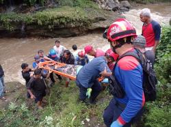 Damkar Bogor Evakuasi Kakek yang Terjatuh ke Sungai Ciliwung, Luka di Kepala dan Kaki