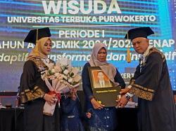 Kisah Haru Wisuda UT Purwokerto, Istri Wakili Suami yang Wafat Sebelum Meraih Gelar Sarjana