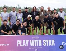 Carles Puyol Pantau 11 Pemain Muda Lokal Bersama Starbol Indonesia