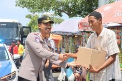 Polres Tegal Kota Gandeng Mahasiswa Bagi Ratusan Paket Sembako