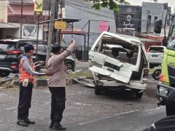 Turunan Silayur Makan Korban Lagi,  Truk Rem Blong Tabrak Minibus Rombongan Siswa TK