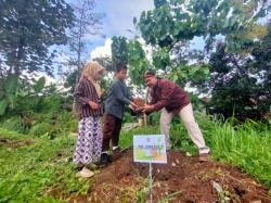 PWI Jombang Dukung Pelestarian Lingkungan, Kolaborasi Tanam Pohon di Lapangan Pakel