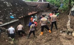 Longsor di Desa Plesan, Polres Sukoharjo dan Kodim Kerja Bakti Bersihkan Material